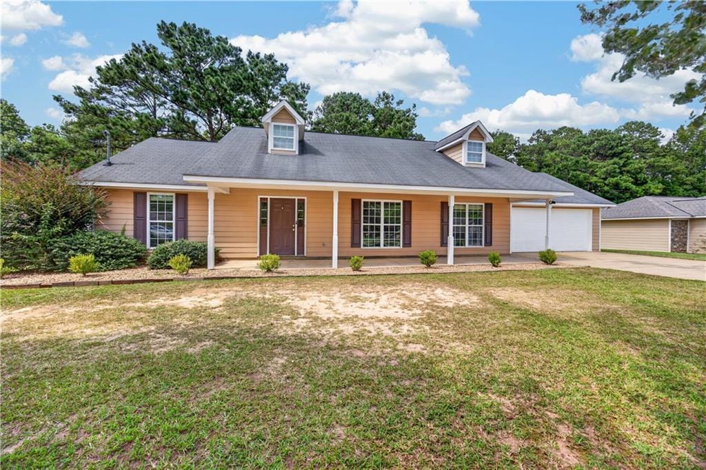 215 Lansdon Dr, Smiths Station, AL 36877