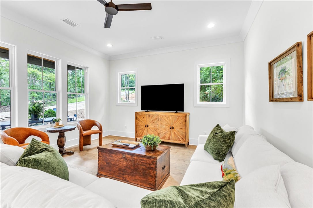 543 Elks Pkwy, Alexander City, AL 35010, A tranquil living space featuring abundant natural