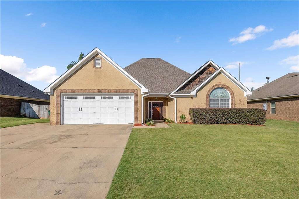 126 Boulder Crk Dr, Smiths Station, AL 36877