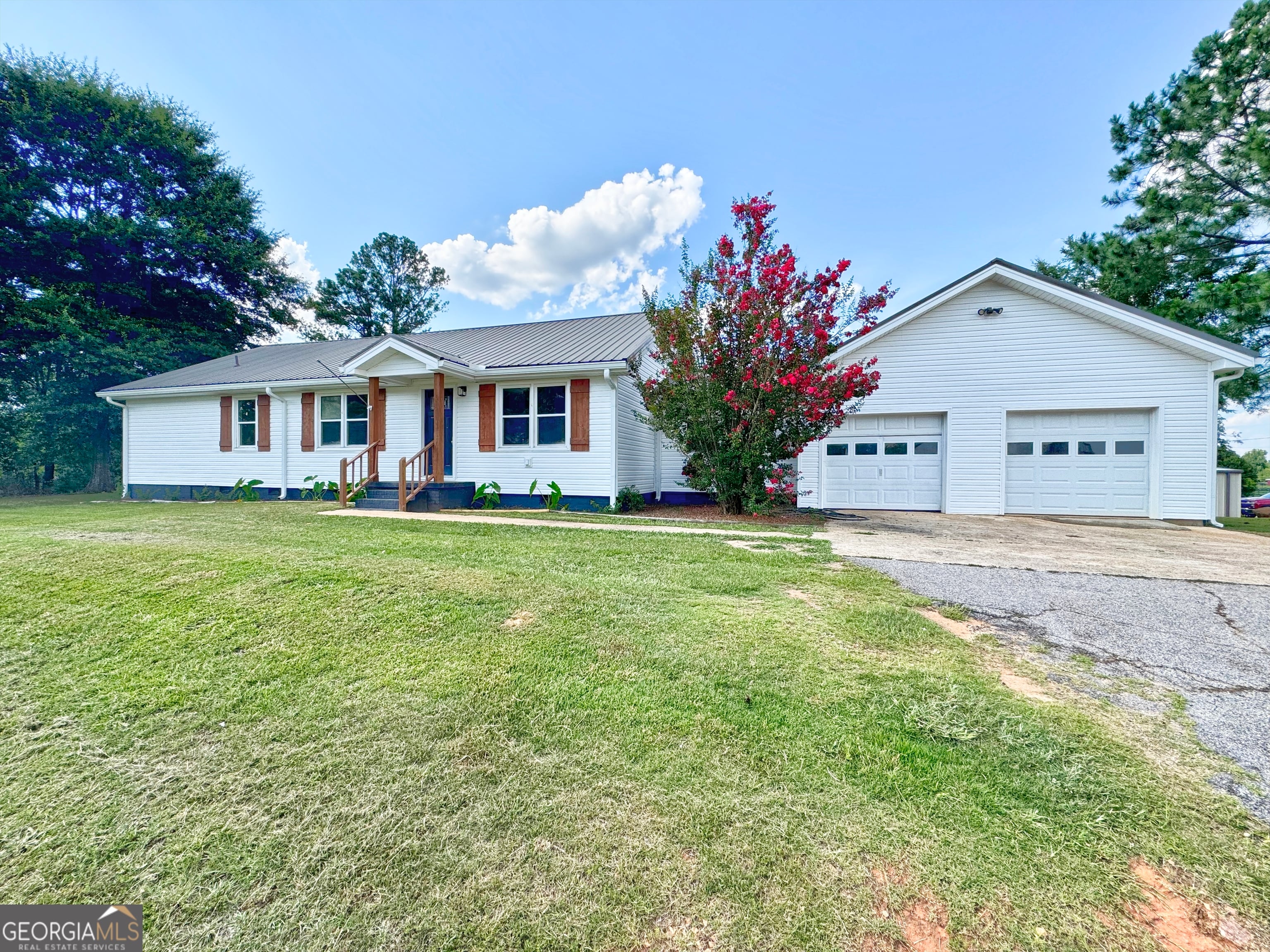 5 Lake Dr, LaGrange, GA 30241