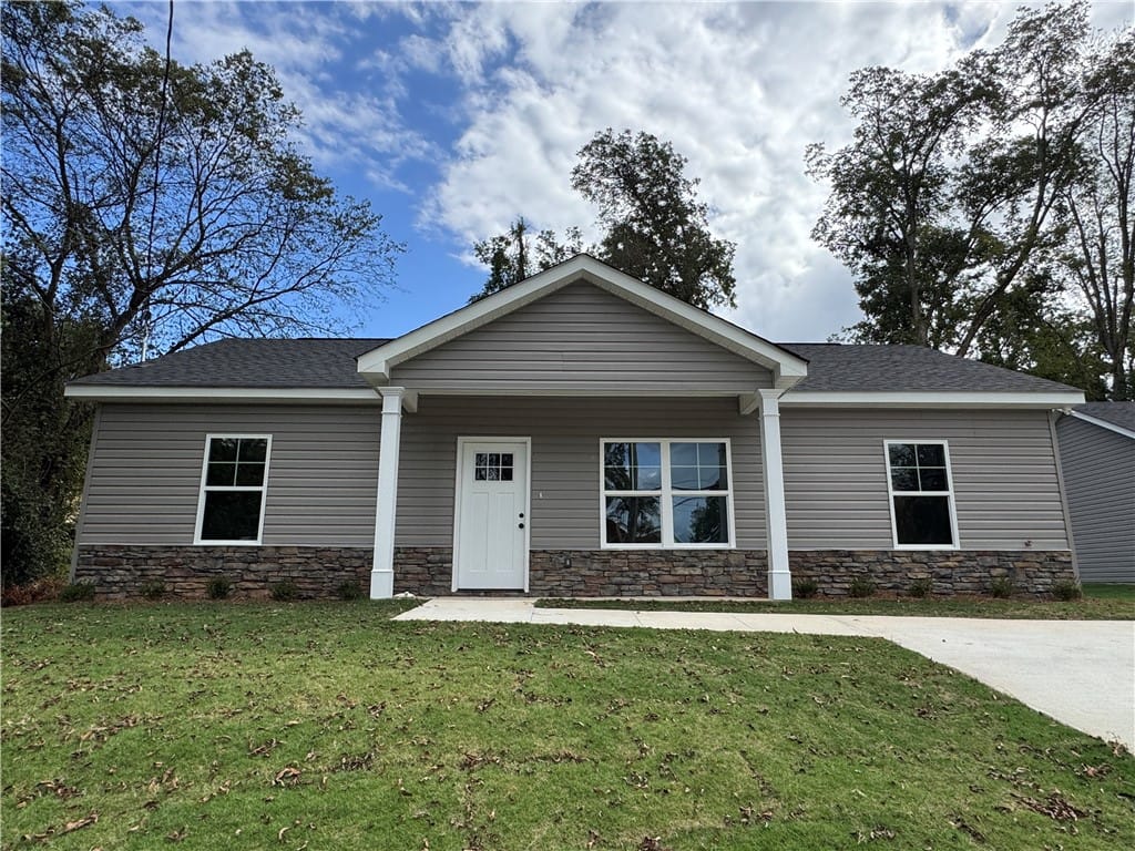 811 Cherry Dr, Lanett, AL 36863