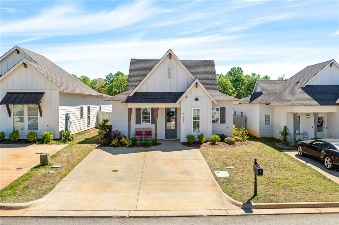 1261 Foxtail Ln, Opelika, AL 36801