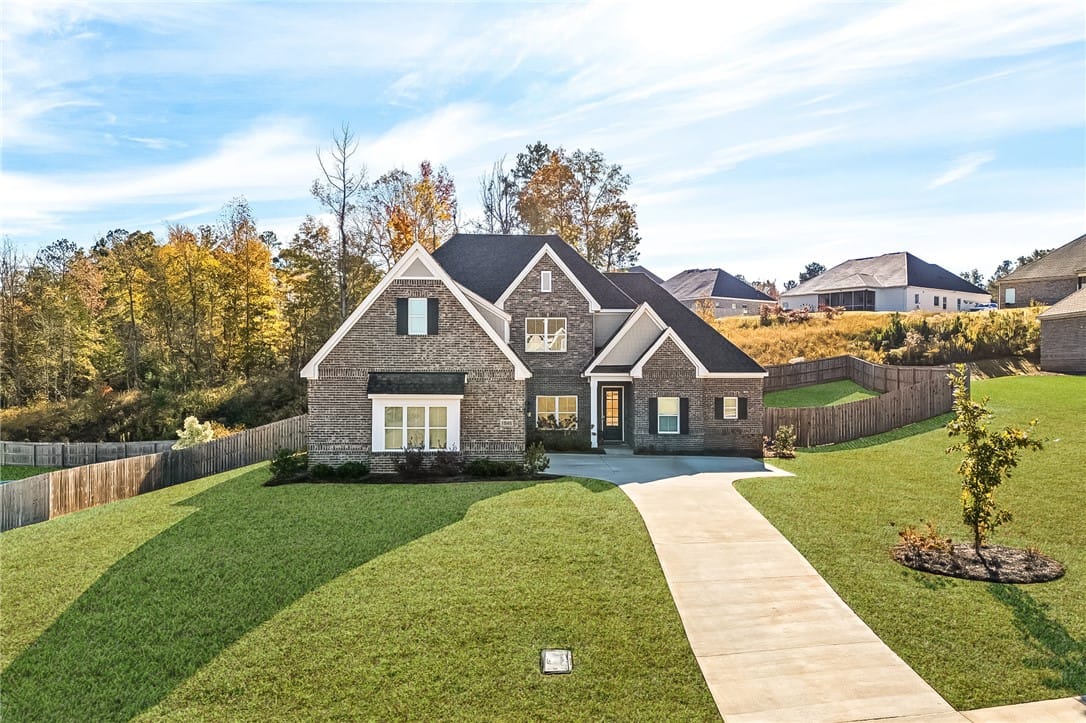 1846 Keystone Dr, Auburn, AL 36830, This charming home features a classic brick and si