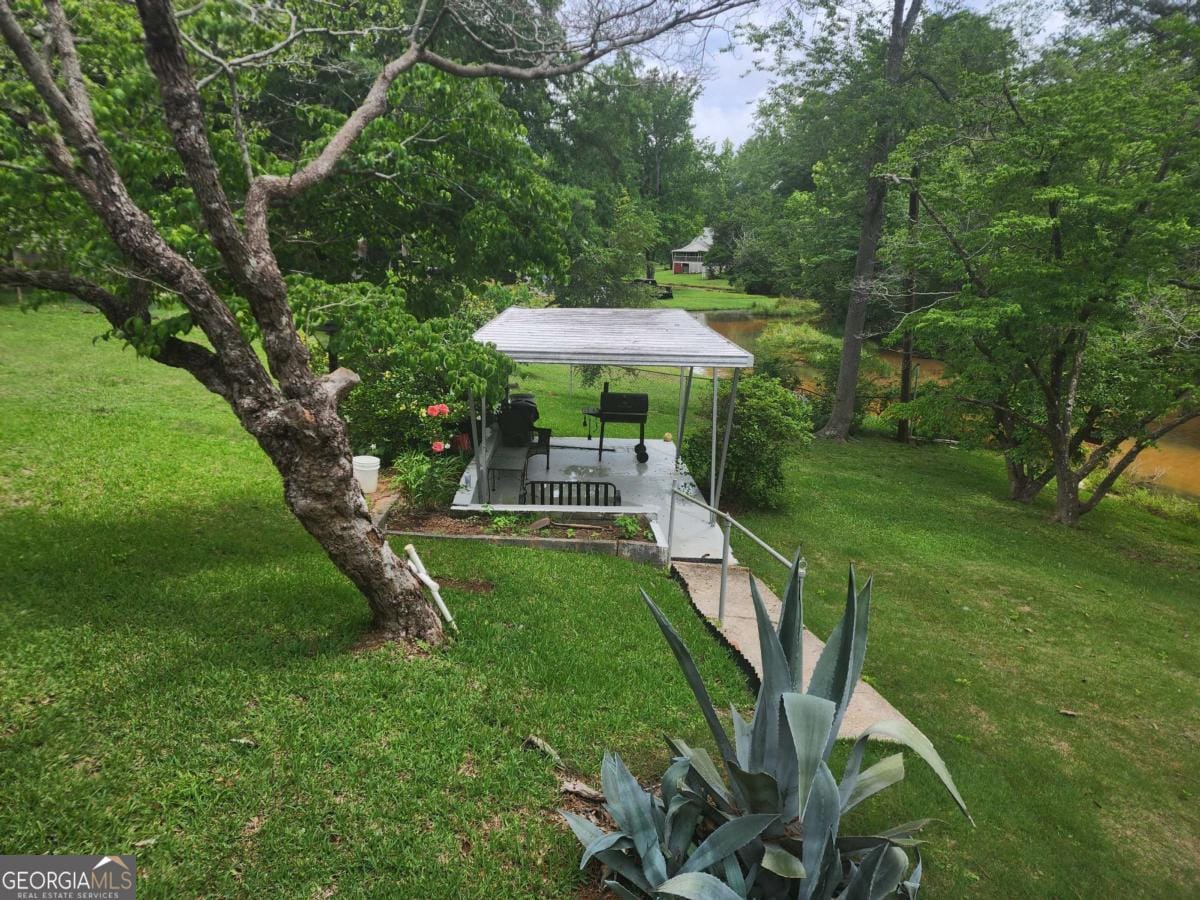 366 E Pine Lake Dr, West Point, GA 31833