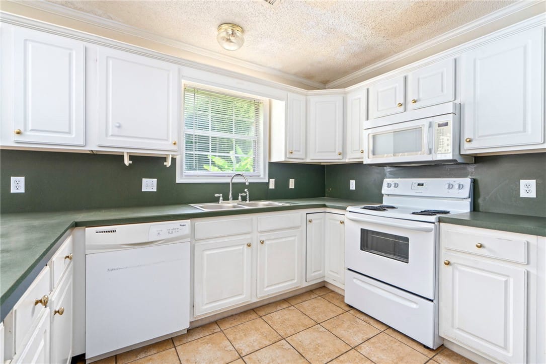 1868 Hillbrook Cir, Auburn, AL 36830, USA, Functional kitchen with ample cabinetry and a prac