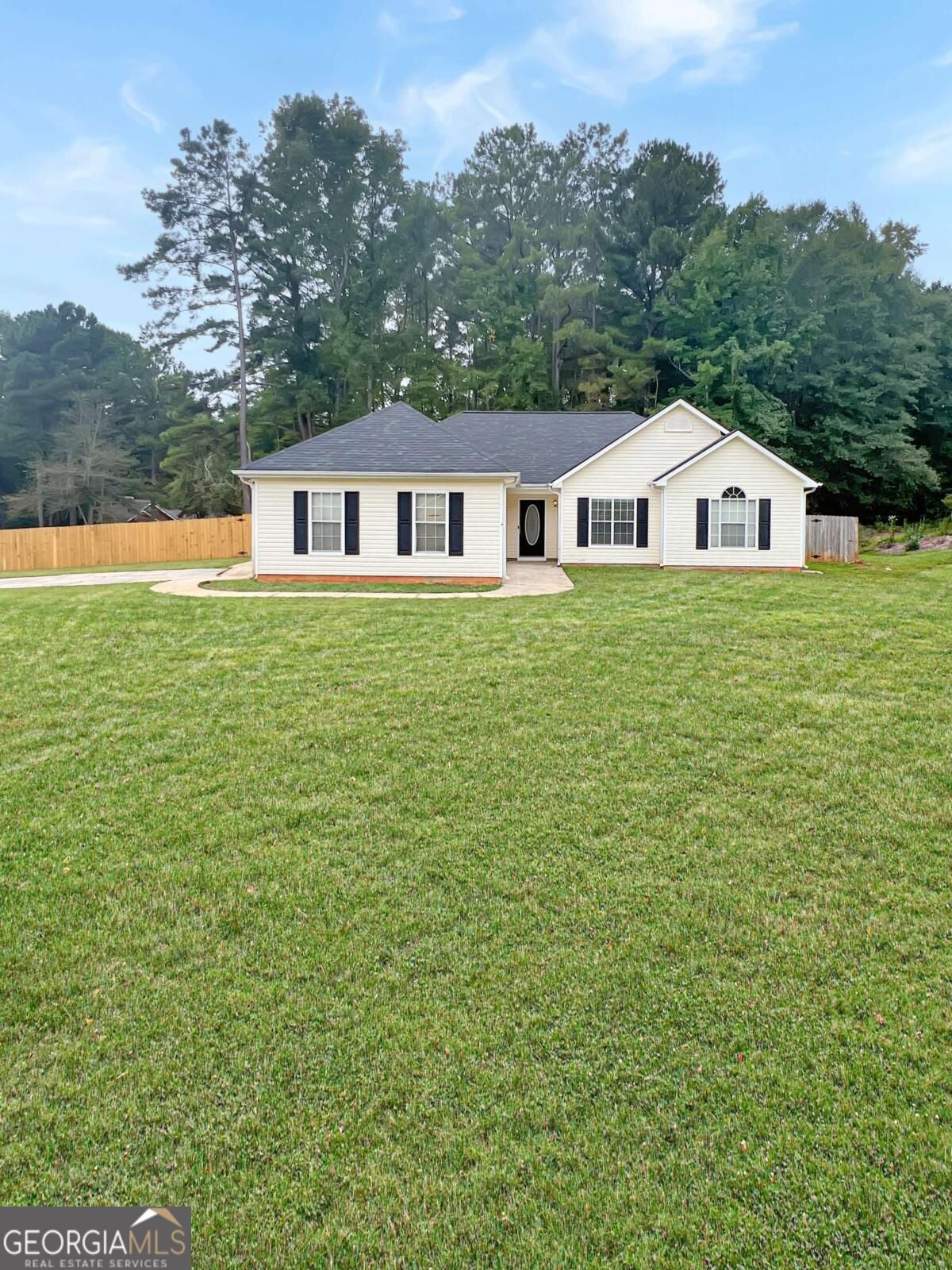 90 Riverside Dr, Sharpsburg, GA 30277