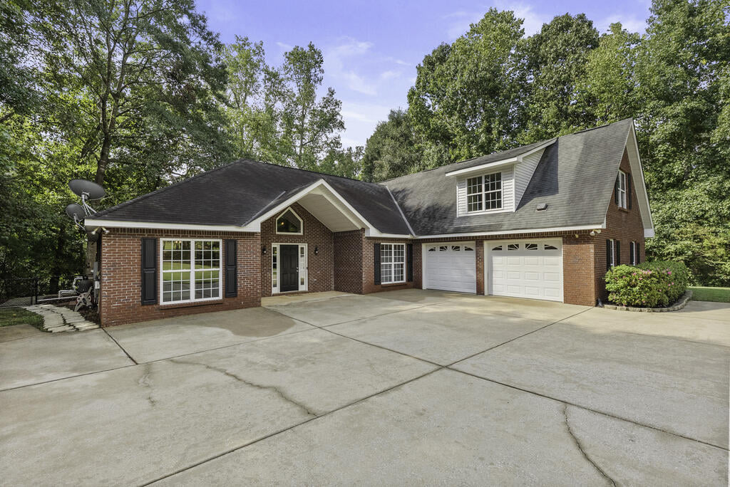 667 Lake Harding Dr, Hamilton, GA 31811