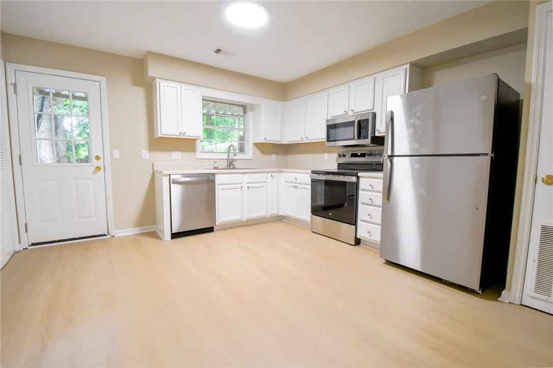 1022 Chinook St, Auburn, AL 36830, A well-equipped kitchen features light-toned floor