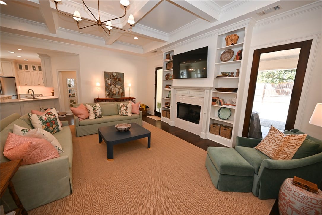 1502 ALEX, Auburn, AL, 36830, Cozy & elegant great room with coffered ceilings,