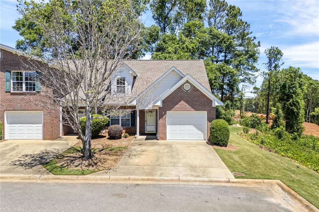2428 E University Dr UNIT 902, Auburn, AL 36830, This charming home features classic brick and a we