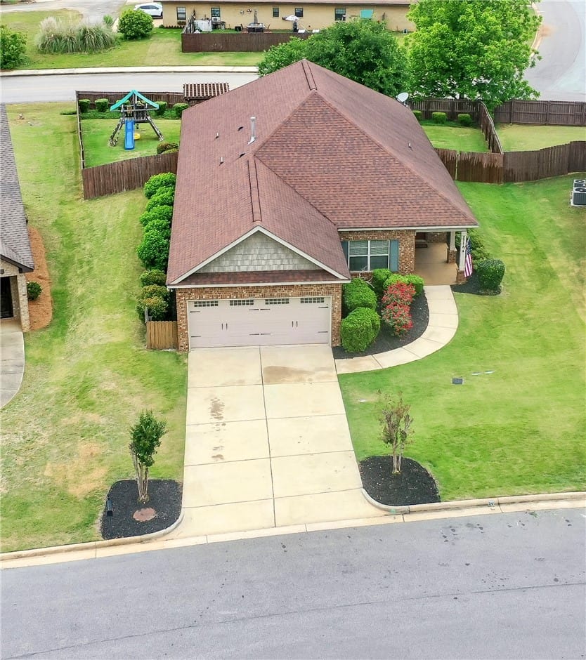 2718 Sophia Way, Auburn, AL 36830, This charming home offers a spacious fenced yard a
