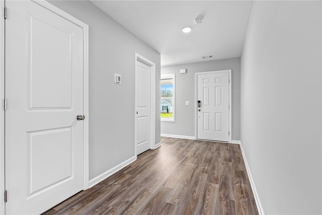 427 gray St, Opelika, AL 36801, A well-lit entry hall with wood flooring provides