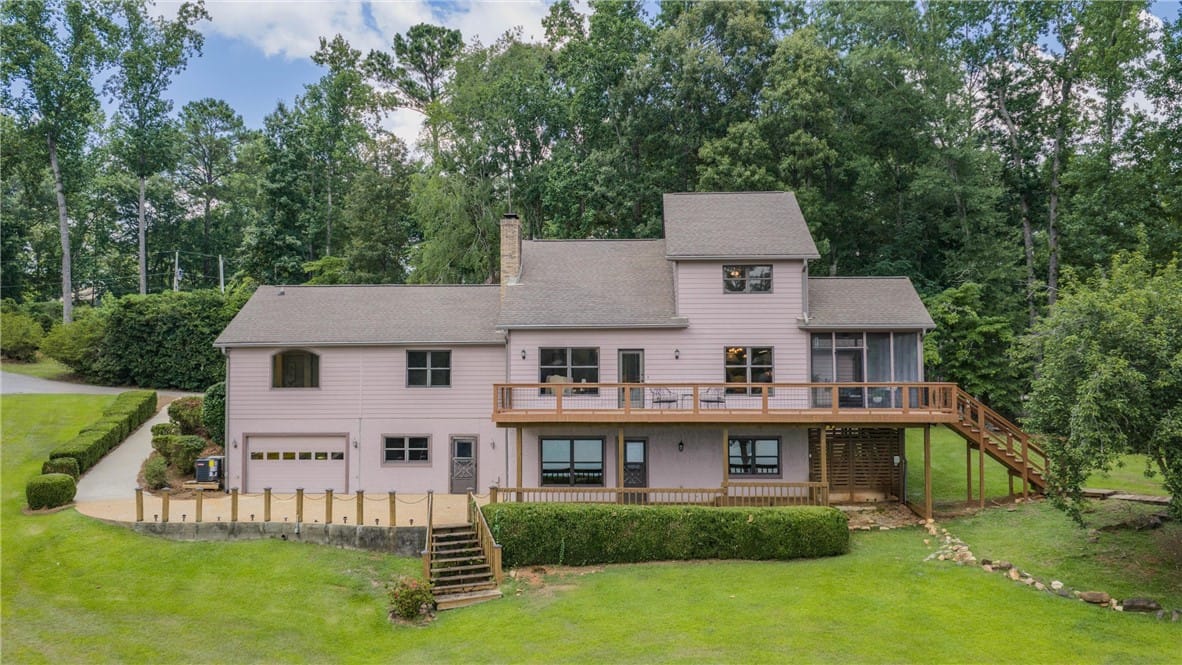 211 Tanglewood Ln, Dadeville, AL 36853, A spacious multi-level residence features an expan