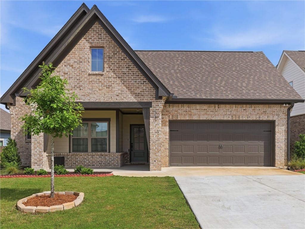577 Faunsdale Rd, Auburn, AL 36832, A charming brick residence showcases a convenient