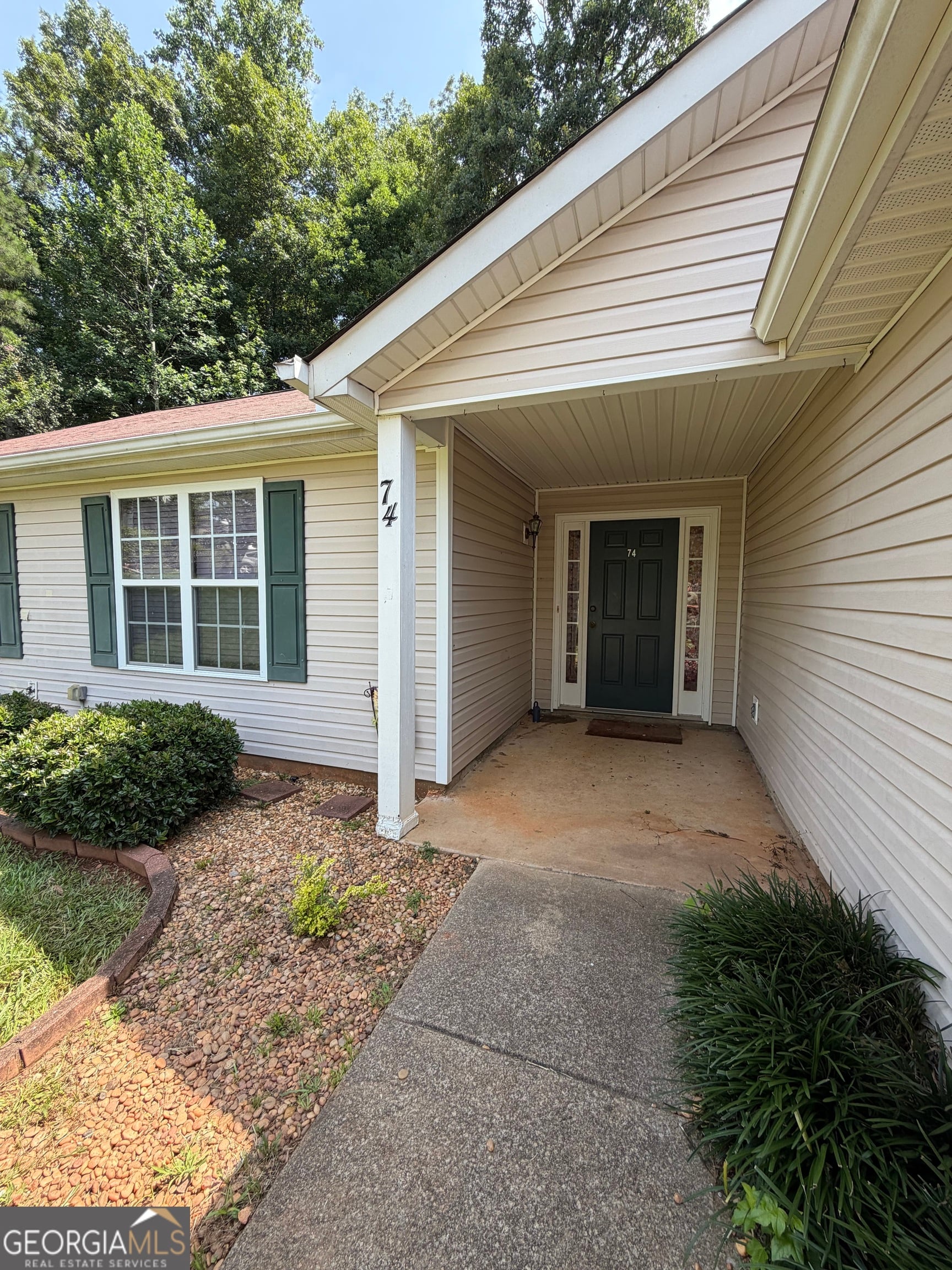 74 Canterbury Dr, Grantville, GA 30220