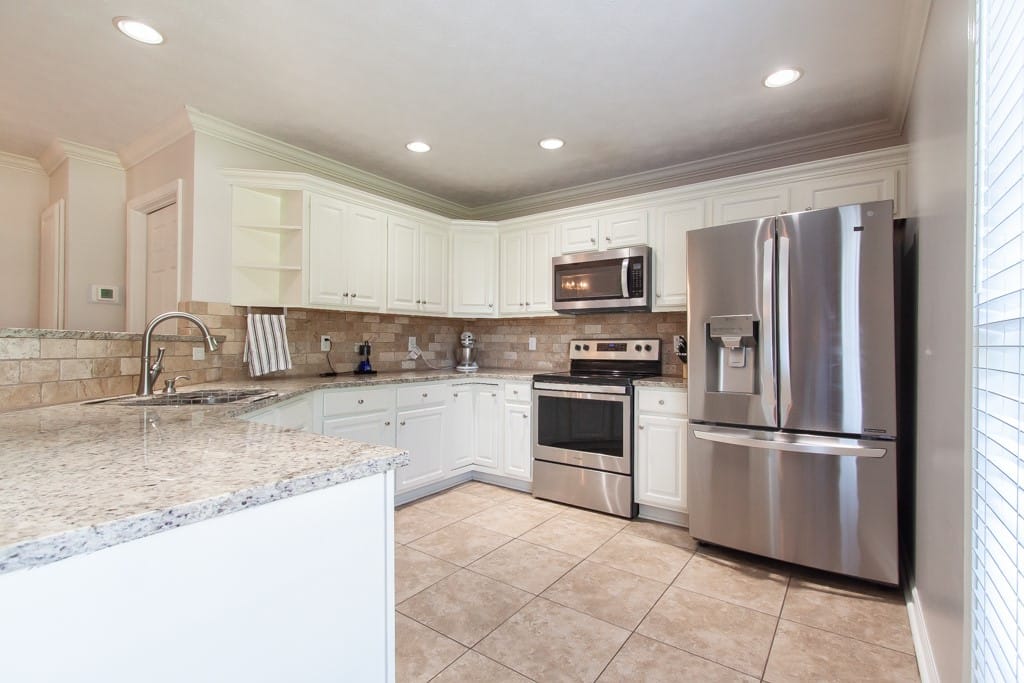 4317 Live Oak Dr, Auburn, AL 36830, Culinary adventures await in this kitchen featurin