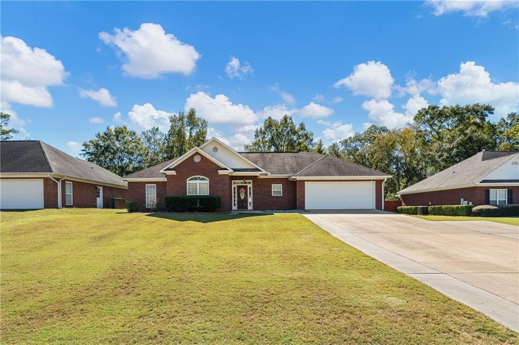 140 Meadowlark Dr, Smiths Station, AL 36877