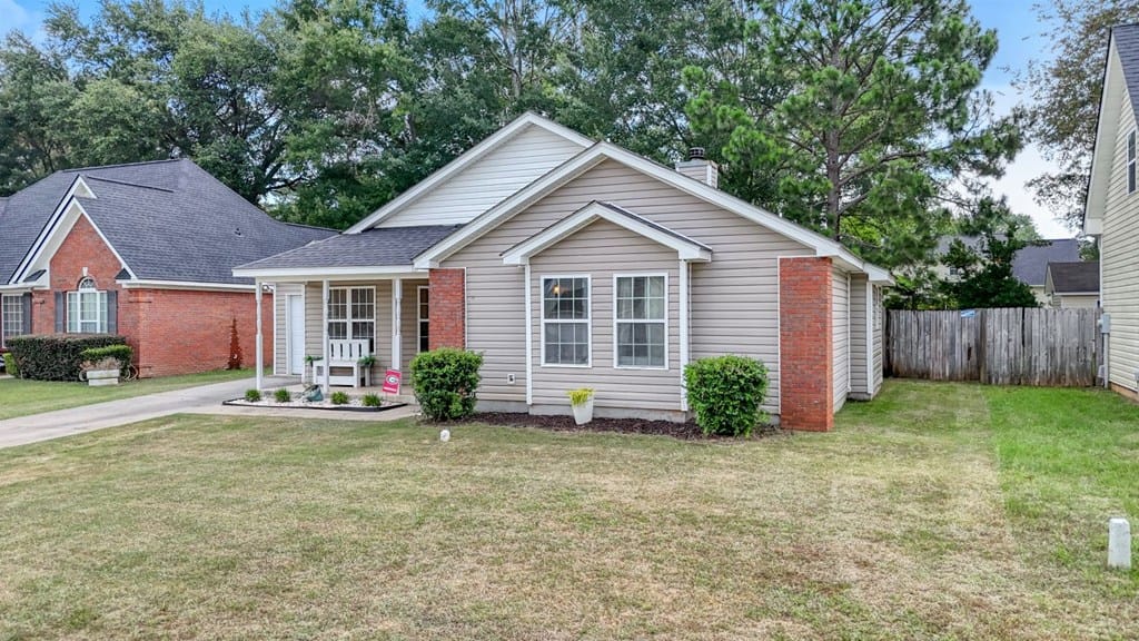 137 Danville Dr, Leesburg, GA 31763