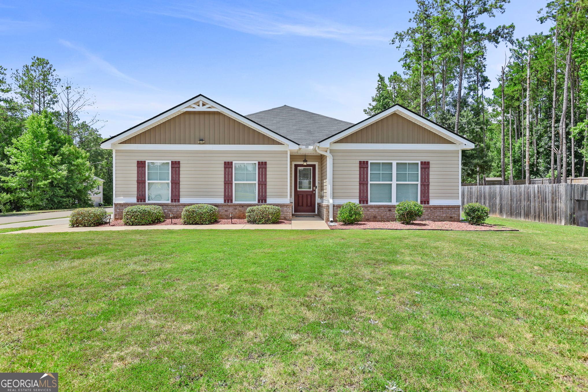 141 N Meadows Ridge Dr, Grantville, GA 30220