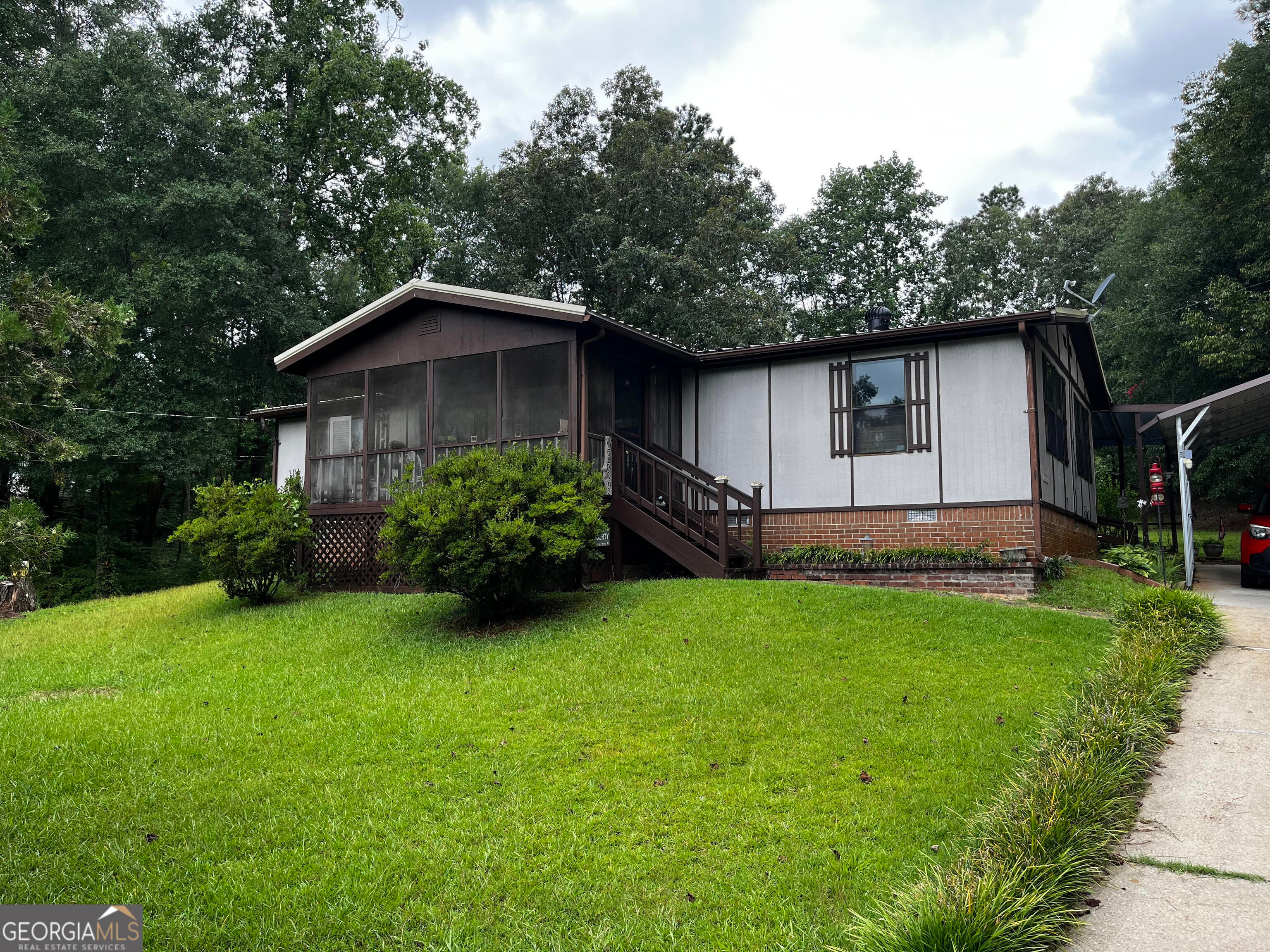 40 Collins Dr, West Point, GA 31833