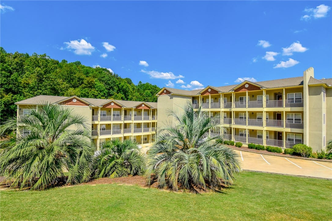 Alexander City, AL, This spacious apartment building features private