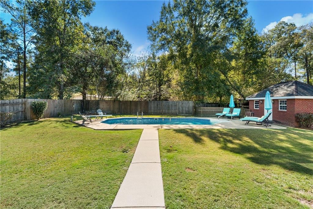 140 Meadowlark Dr, Smiths Station, AL 36877