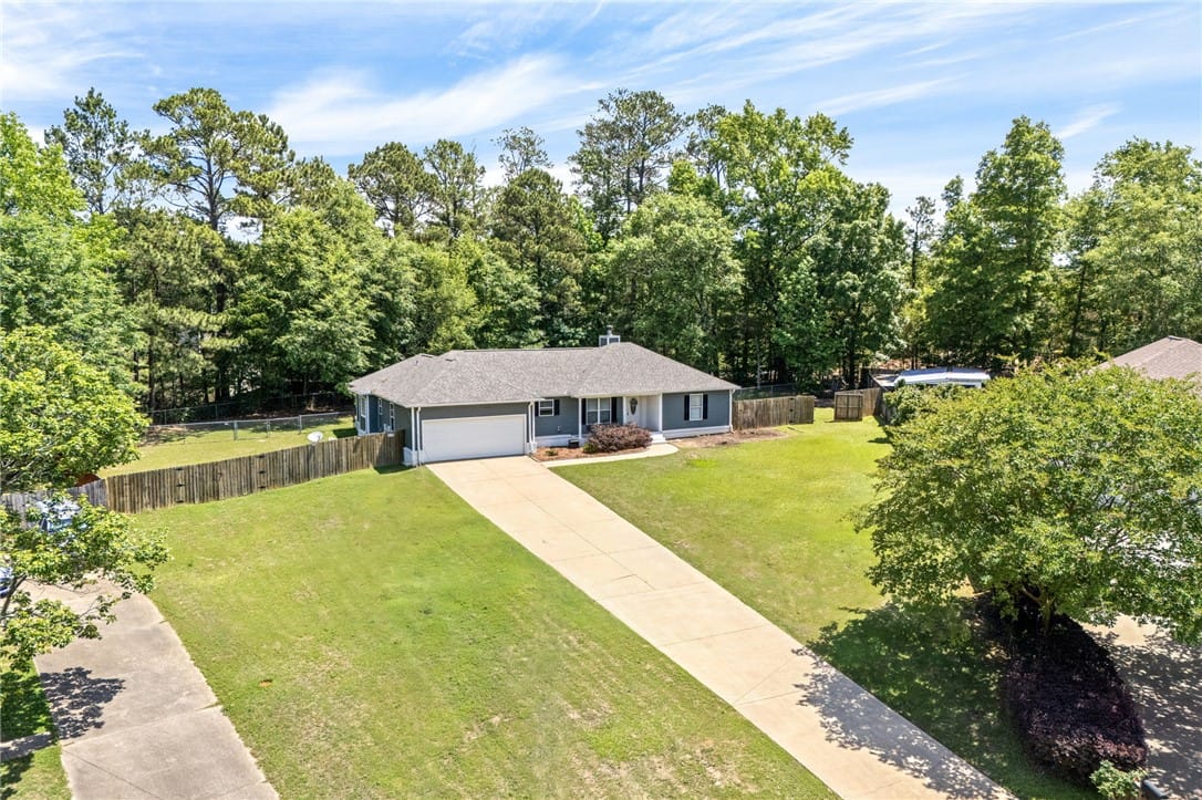 2702 Cunningham Ct, Opelika, AL 36801, A well-maintained single-story residence with a lo