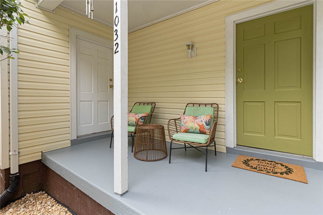 1032 Lakeview Dr, Auburn, AL 36830, USA, Welcome guests on this inviting front porch, adorn