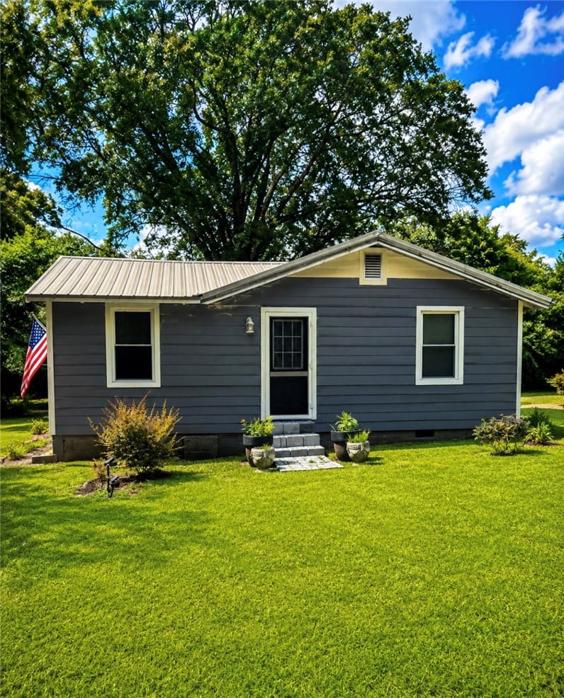1131 Co Rd 190, Valley, AL 36854, Side entry to main living room area.