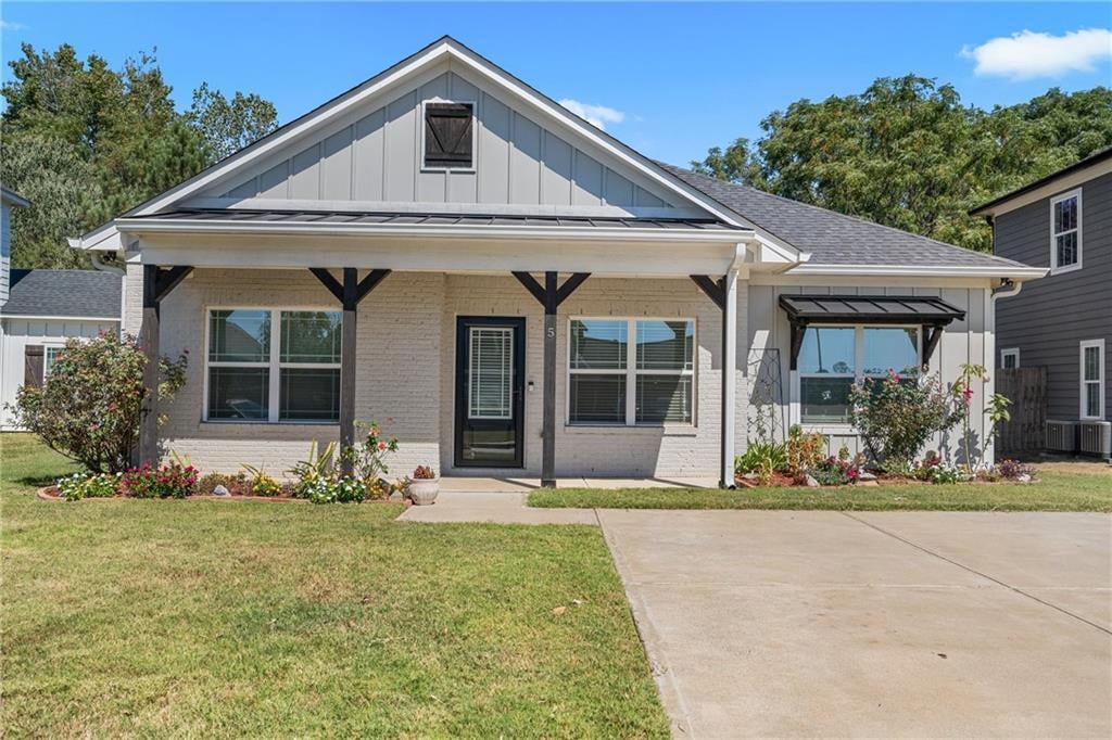 5 Gardner Wy, Phenix City, AL 36869