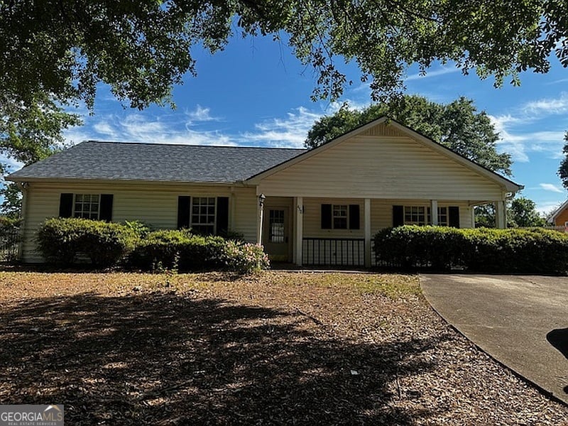 438 Brookstone Dr, LaGrange, GA 30241