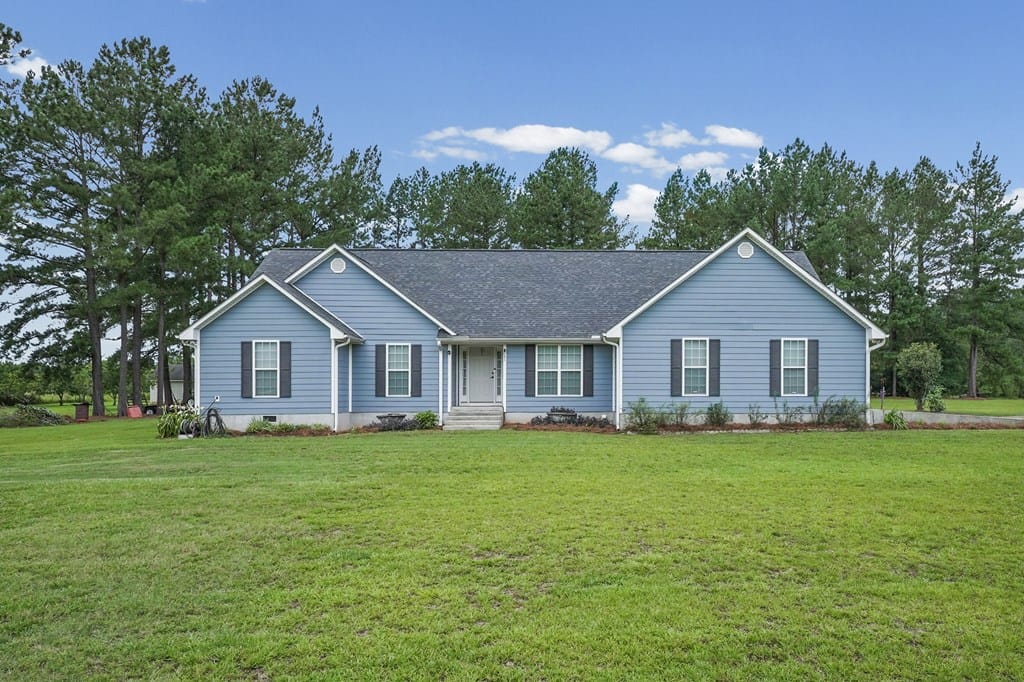 185 Plantation Dr, Leesburg, GA 31763
