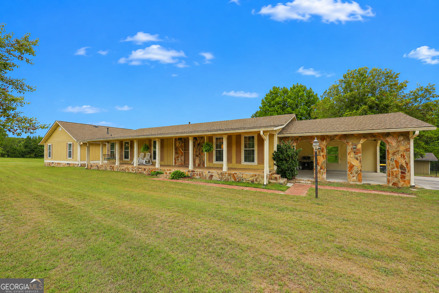615 Fischer Rd, Sharpsburg, GA 30277