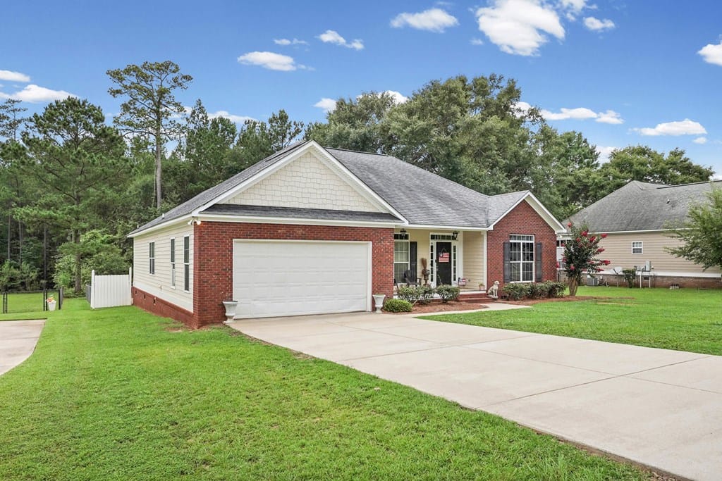 313 Willow Lake Dr, Leesburg, GA 31763