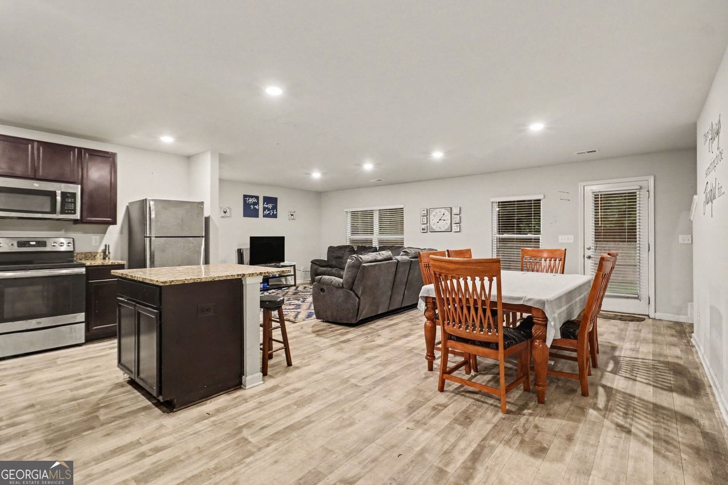 186 Brasch Park Dr, Grantville, GA 30220