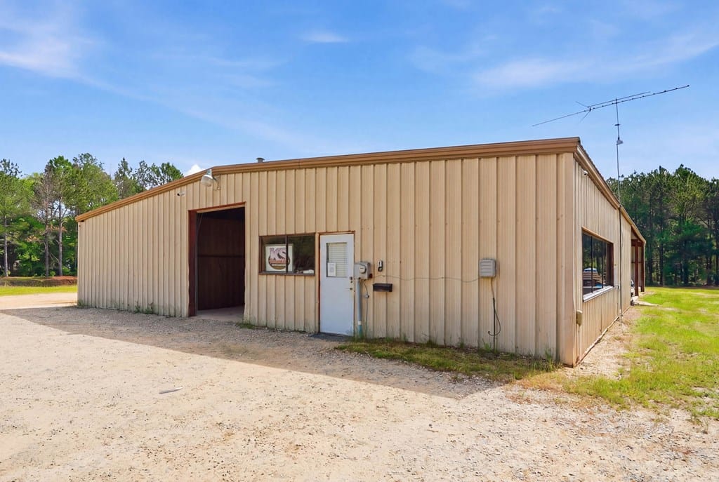 915 Middle Rd S, Leesburg, GA 31763