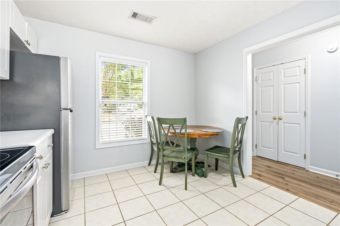 1477 N Donahue Dr Apt 2709, Auburn, AL 36830, Sunlight streams through a large window into this
