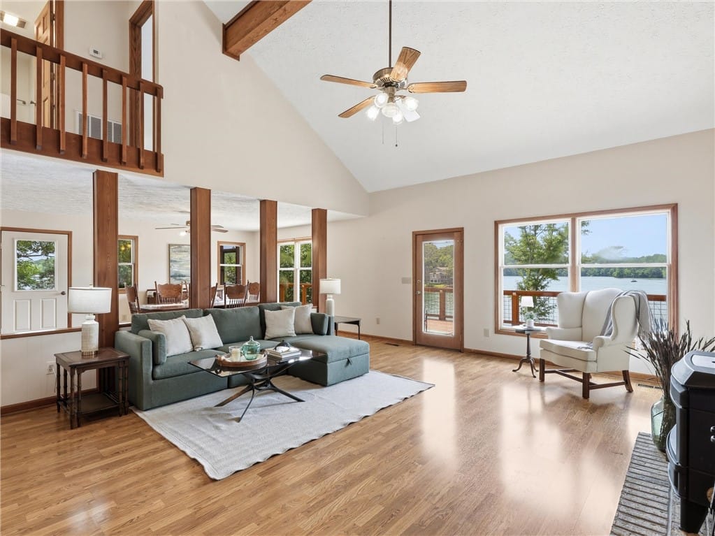 211 Tanglewood Ln, Dadeville, AL 36853, Right inside the front door is the cozy great room