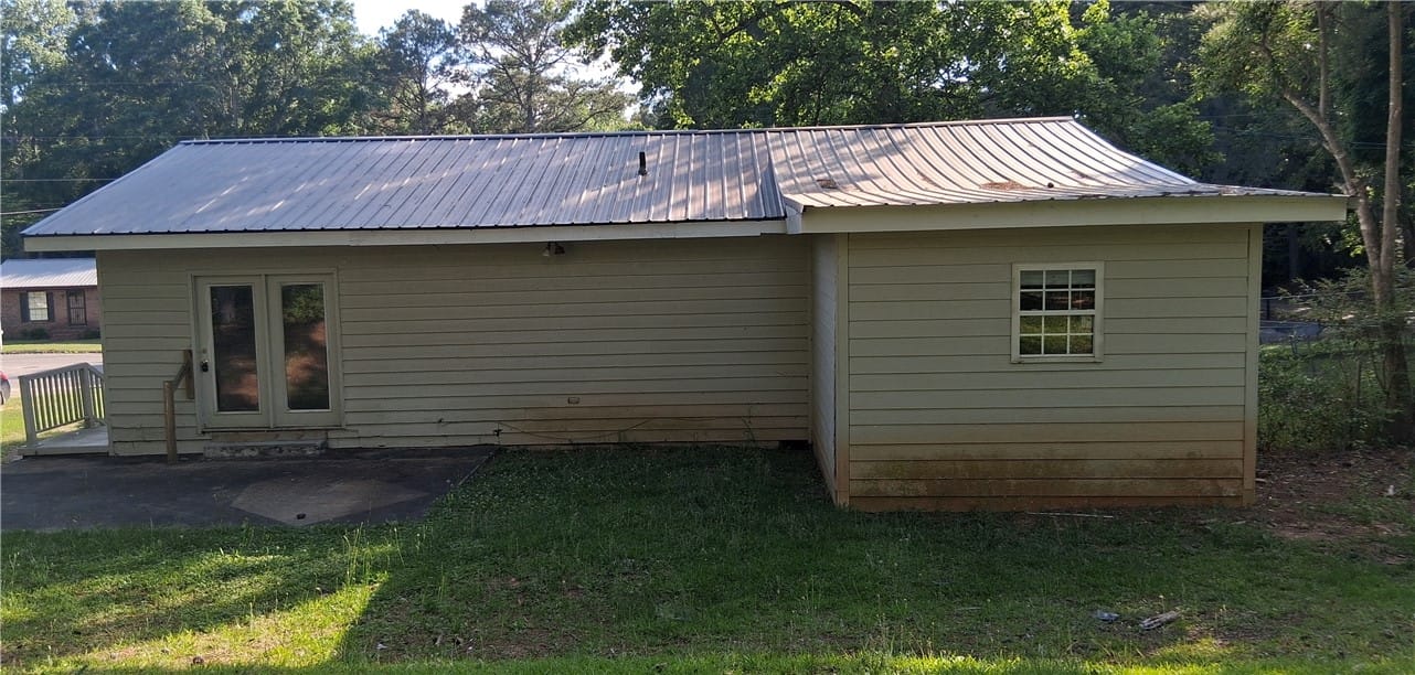 189 Cynthia Cir, Roanoke, AL 36274, This structure features practical siding and a dur