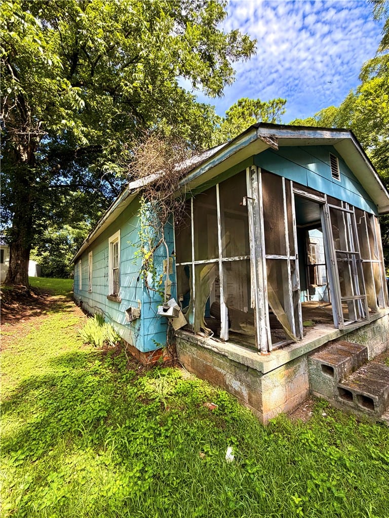 416 Dowdell Rd #416b, Auburn, AL 36830, A charming home awaits renovation, featuring a scr