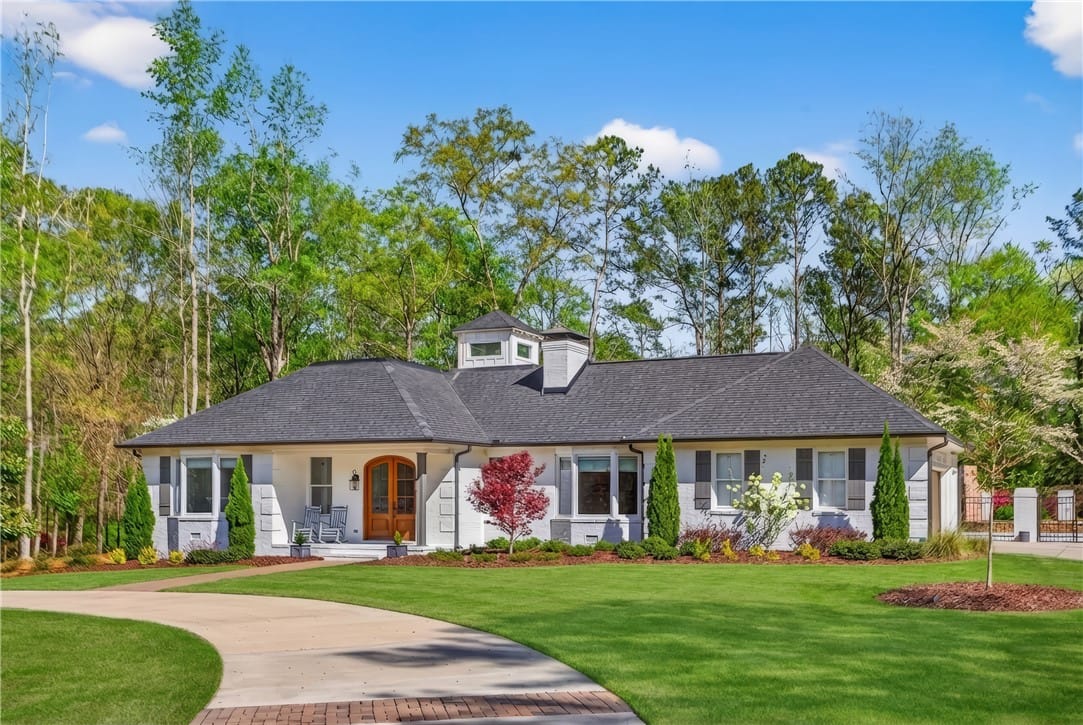 2140 White Oak Ln, Auburn, AL 36830, USA, Elegant single-story home with a manicured lawn an