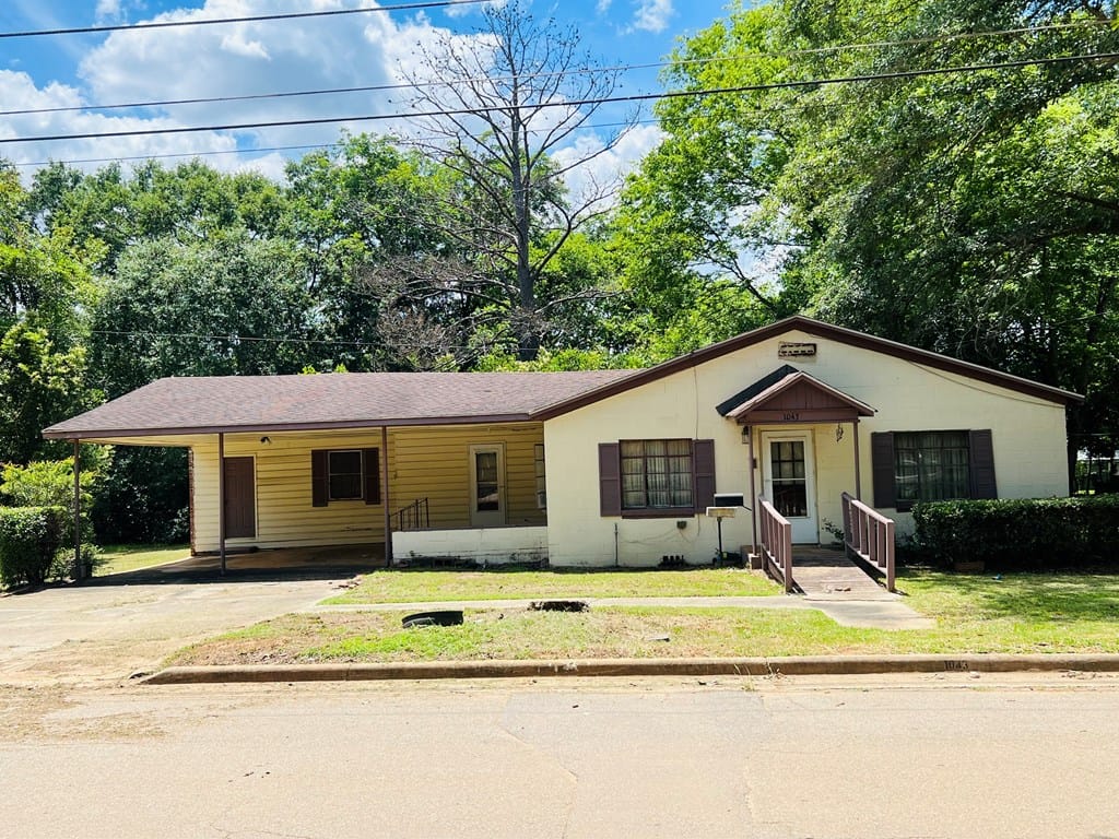 1043 Flint St NE, Dawson, GA 39842