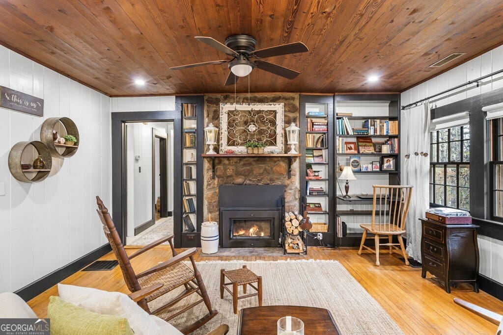 106 Settawig Rd, Brasstown, NC 28902