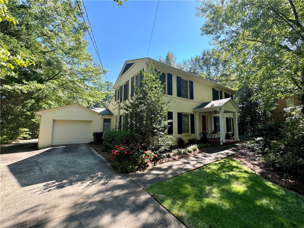 260 CARY, Auburn, AL, 36830, access to the single car garage and wrap around dr