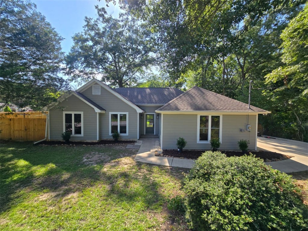 1424 Azalea Dr, Auburn, AL 36830, A welcoming residence features a well-maintained l