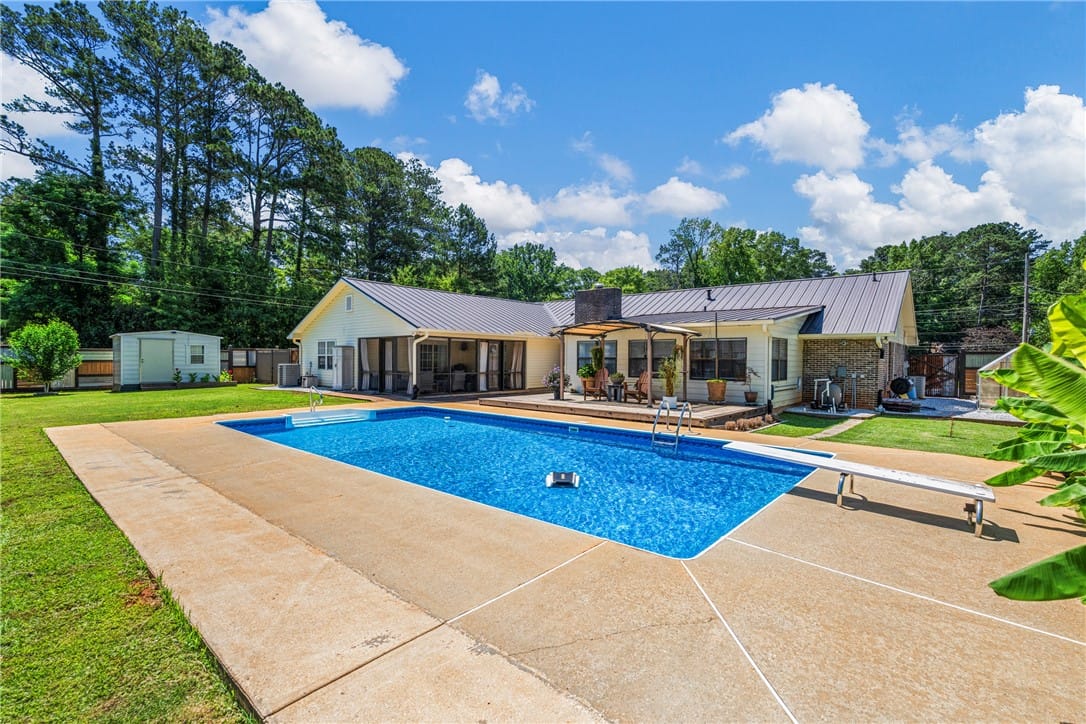 300 S Cedarbrook Dr, Auburn, AL 36830, A spacious backyard oasis features an inviting in-