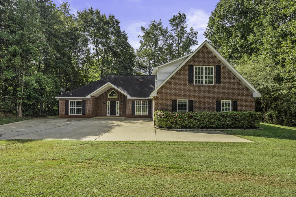 667 Lake Harding Dr, Hamilton, GA 31811