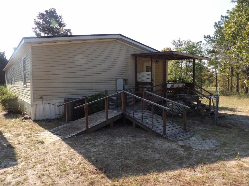 111 Sunnyside Dr, Box Springs, GA 31801