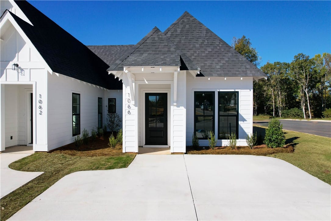 1066 HUNTERS, Opelika, AL, 36801