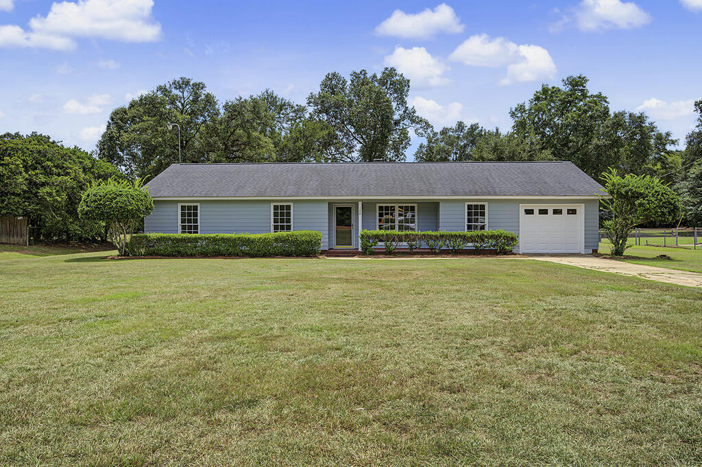 104 Honeysuckle Dr, Albany, GA 31705